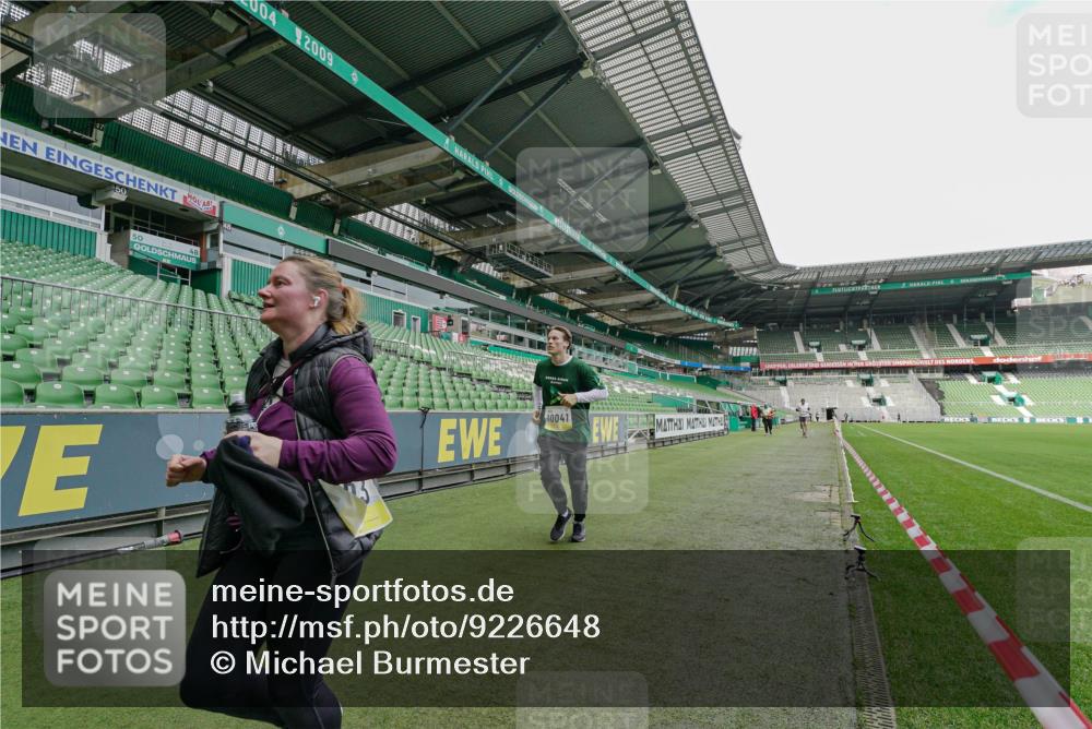 05.10.2025 - 20. swb-Marathon Bremen Michael Burmester http://msf.ph/oto/9226648 05.10.2025 10:47:21 Laufen im Stadion 9348, 9640, 9691, 9946, 10041, 10635, 10677, 11043, 11247, 11440, 9695, 9818, 9891, 9959, 10721, 10756, 10832, 10994, 11008, 11555, 11652, 11653 meine-sportfotos.de