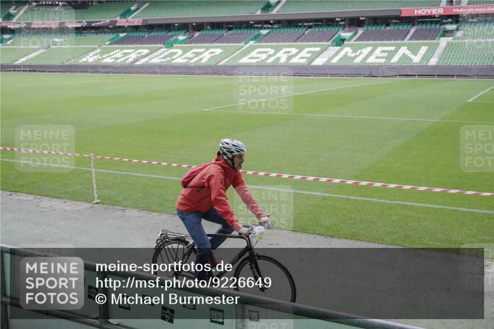 05.10.2025 - 20. swb-Marathon Bremen Michael Burmester http://msf.ph/oto/9226649 05.10.2025 10:15:57 Laufen im Stadion 2, 33, 35, 35 meine-sportfotos.de