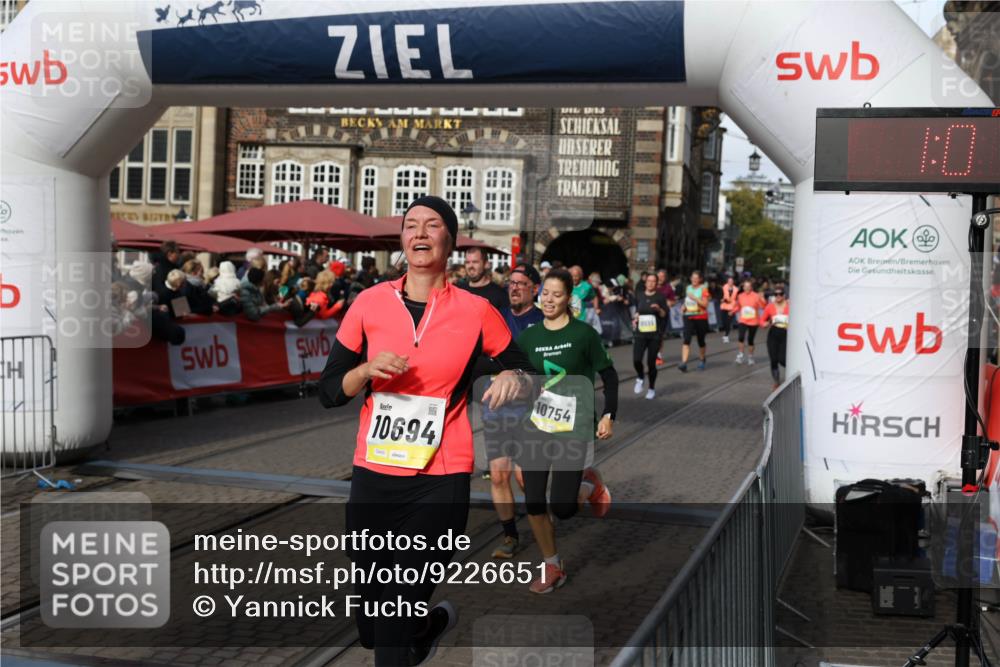 05.10.2025 - 20. swb-Marathon Bremen Yannick Fuchs http://msf.ph/oto/9226651 05.10.2025 10:57:45 Ziel 9309, 9372, 9585, 9625, 9747, 9904, 9914, 9943, 9962, 10139, 10250, 10555, 10694, 10739, 10754, 11352, 11360, 11583 meine-sportfotos.de