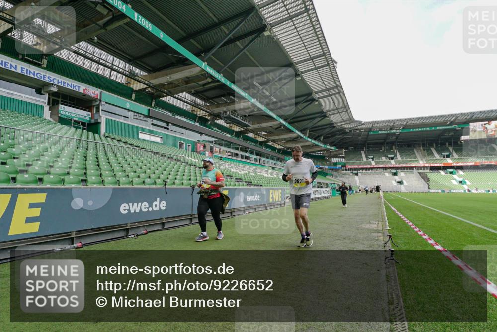 05.10.2025 - 20. swb-Marathon Bremen Michael Burmester http://msf.ph/oto/9226652 05.10.2025 10:47:33 Laufen im Stadion 9323, 9348, 9477, 9640, 9691, 9805, 9946, 10041, 10198, 10635, 10677, 11043, 11247, 11440, 9959, 11653 meine-sportfotos.de