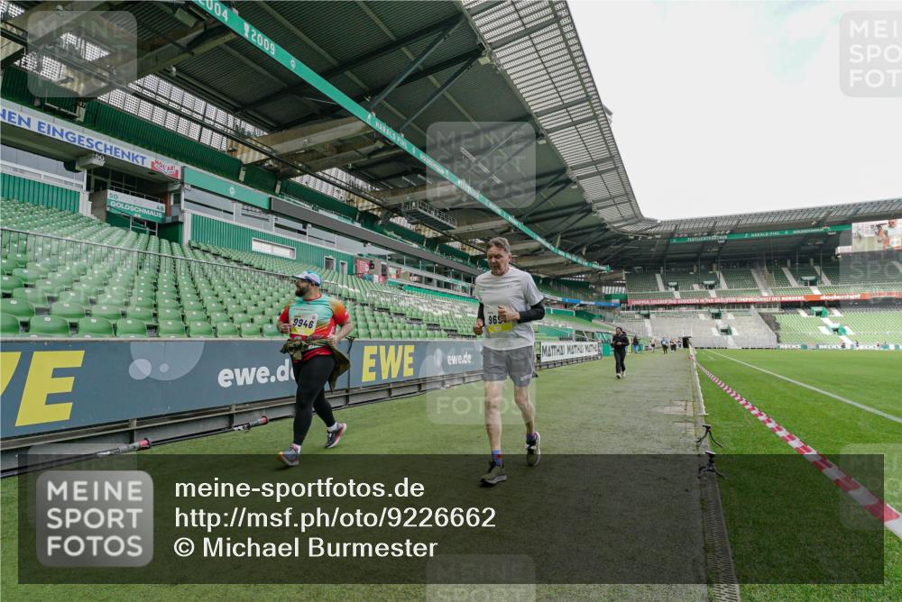 05.10.2025 - 20. swb-Marathon Bremen Michael Burmester http://msf.ph/oto/9226662 05.10.2025 10:47:34 Laufen im Stadion 9323, 9348, 9477, 9640, 9691, 9805, 9946, 10041, 10198, 10635, 10677, 11043, 11247, 11440, 9959, 11653 meine-sportfotos.de