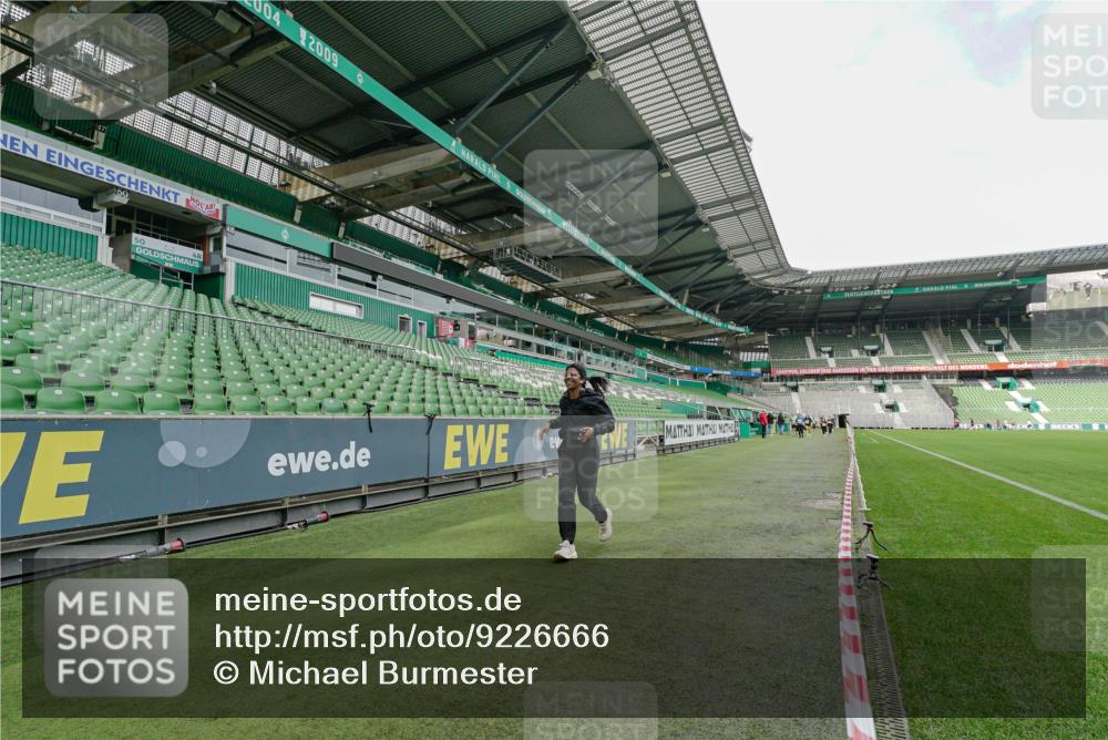 05.10.2025 - 20. swb-Marathon Bremen Michael Burmester http://msf.ph/oto/9226666 05.10.2025 10:47:39 Laufen im Stadion 9323, 9348, 9477, 9563, 9679, 9691, 9705, 9805, 9946, 10012, 10041, 10198, 10677, 11043, 9640, 10635, 11247, 11440, 11653 meine-sportfotos.de