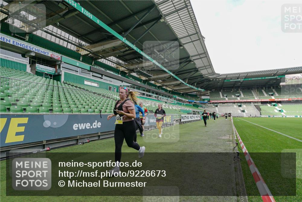 05.10.2025 - 20. swb-Marathon Bremen Michael Burmester http://msf.ph/oto/9226673 05.10.2025 10:47:57 Laufen im Stadion 9323, 9348, 9477, 9563, 9679, 9691, 9698, 9705, 9805, 9946, 10012, 10198, 10677, 10041, 11043, 11247, 11440 meine-sportfotos.de
