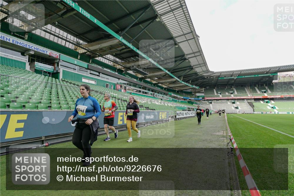 05.10.2025 - 20. swb-Marathon Bremen Michael Burmester http://msf.ph/oto/9226676 05.10.2025 10:47:58 Laufen im Stadion 9323, 9348, 9477, 9563, 9679, 9691, 9698, 9705, 9805, 9946, 10012, 10198, 10677, 11631, 11743, 10041, 11043 meine-sportfotos.de