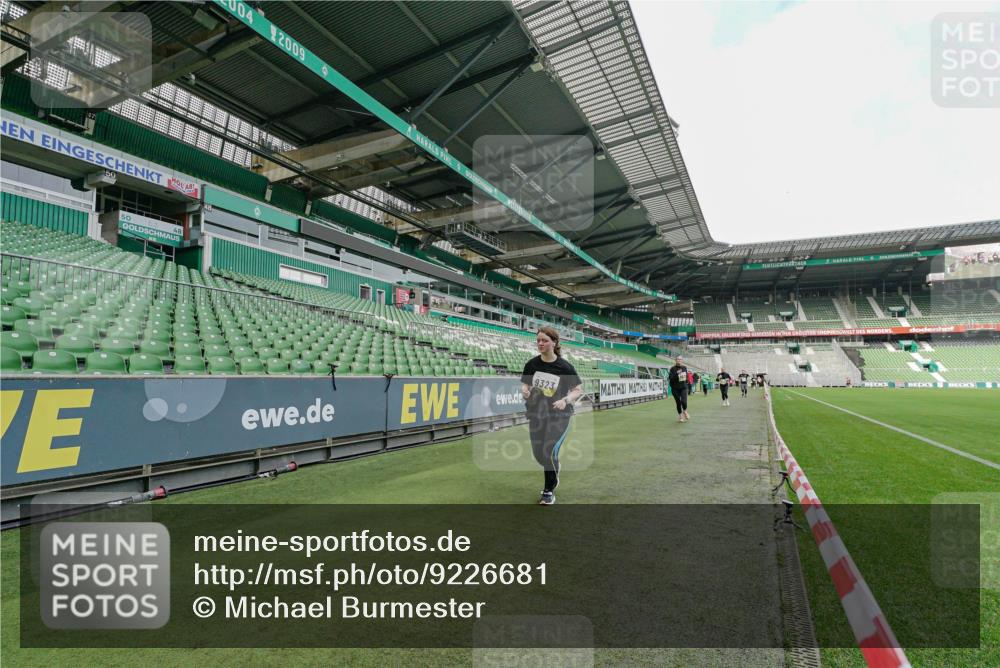 05.10.2025 - 20. swb-Marathon Bremen Michael Burmester http://msf.ph/oto/9226681 05.10.2025 10:48:02 Laufen im Stadion 9323, 9348, 9408, 9477, 9563, 9679, 9698, 9705, 9805, 10012, 10076, 10198, 10613, 10677, 10795, 10874, 10913, 11631, 11690, 11743, 9691, 9946, 10041, 11043 meine-sportfotos.de