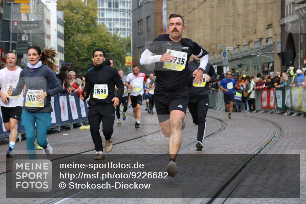 05.10.2025 - 20. swb-Marathon Bremen Strokosch-Dieckow http://msf.ph/oto/9226682 05.10.2025 10:49:23 Ziel 9206, 9233, 9435, 9555, 9708, 10118, 10381, 10519, 10673, 10735, 11319, 11487, 11598, 11672 meine-sportfotos.de