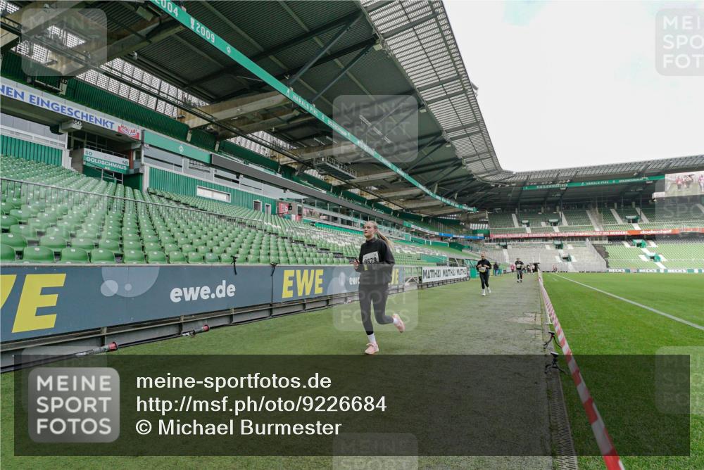 05.10.2025 - 20. swb-Marathon Bremen Michael Burmester http://msf.ph/oto/9226684 05.10.2025 10:48:06 Laufen im Stadion 9323, 9348, 9408, 9477, 9563, 9679, 9698, 9705, 9805, 10012, 10076, 10198, 10613, 10795, 10874, 10913, 11631, 11690, 11743, 9691, 9946, 10041, 10677, 11043 meine-sportfotos.de