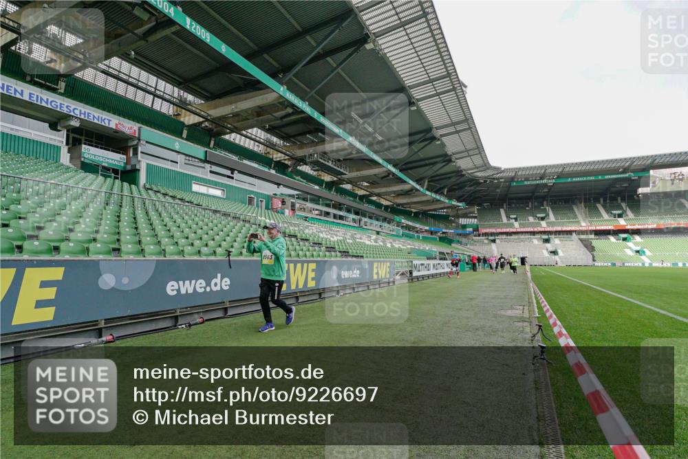 05.10.2025 - 20. swb-Marathon Bremen Michael Burmester http://msf.ph/oto/9226697 05.10.2025 10:48:21 Laufen im Stadion 9323, 9348, 9408, 9477, 9563, 9679, 9698, 9705, 9805, 10012, 10076, 10198, 10361, 10362, 10613, 10795, 10874, 10913, 11109, 11480, 11631, 11690, 11743, 9348, 10677 meine-sportfotos.de