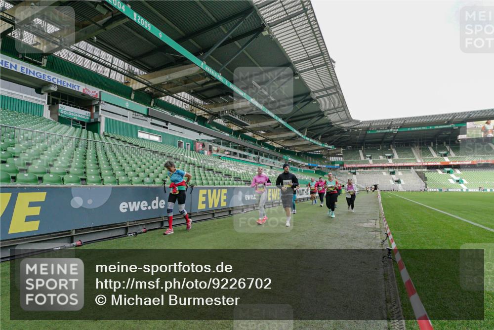 05.10.2025 - 20. swb-Marathon Bremen Michael Burmester http://msf.ph/oto/9226702 05.10.2025 10:48:35 Laufen im Stadion 9408, 9563, 9679, 9698, 9705, 10012, 10076, 10361, 10362, 10613, 10795, 10874, 10913, 11109, 11480, 11631, 11690, 11743, 9323, 9348, 9477, 9563, 9805, 10198 meine-sportfotos.de