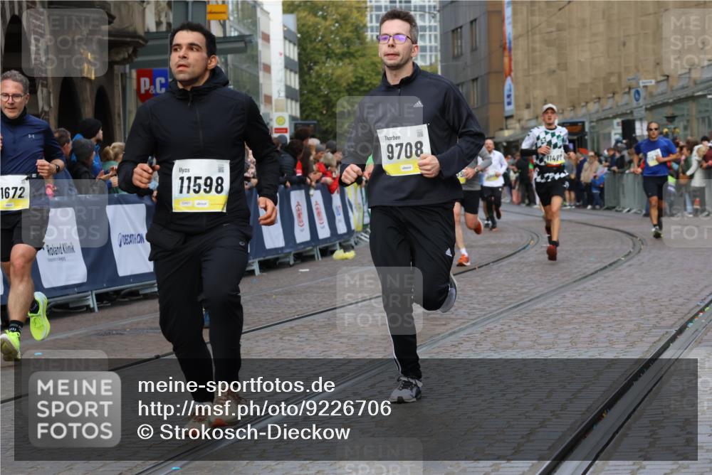 05.10.2025 - 20. swb-Marathon Bremen Strokosch-Dieckow http://msf.ph/oto/9226706 05.10.2025 10:49:25 Ziel 9206, 9233, 9435, 9555, 9708, 10118, 10381, 10519, 10673, 11319, 11487, 11598, 11672 meine-sportfotos.de