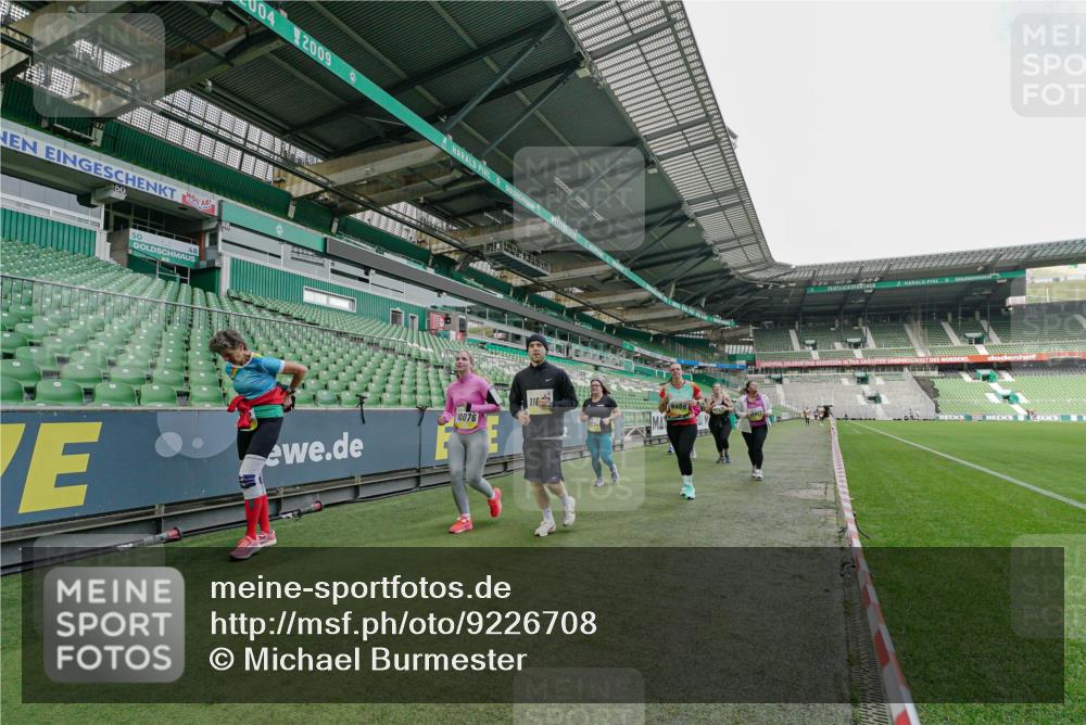05.10.2025 - 20. swb-Marathon Bremen Michael Burmester http://msf.ph/oto/9226708 05.10.2025 10:48:36 Laufen im Stadion 9408, 9679, 9698, 9705, 10012, 10076, 10361, 10362, 10613, 10795, 10874, 10913, 11109, 11480, 11631, 11690, 11743, 9323, 9348, 9477, 9563, 9679, 9805, 10198 meine-sportfotos.de