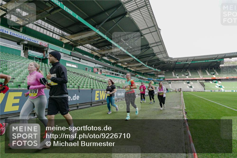 05.10.2025 - 20. swb-Marathon Bremen Michael Burmester http://msf.ph/oto/9226710 05.10.2025 10:48:38 Laufen im Stadion 9408, 9698, 9705, 9753, 10076, 10361, 10362, 10613, 10795, 10874, 10913, 11109, 11216, 11480, 11631, 11690, 11743, 9323, 9348, 9477, 9563, 9679, 9805, 10012, 10198 meine-sportfotos.de