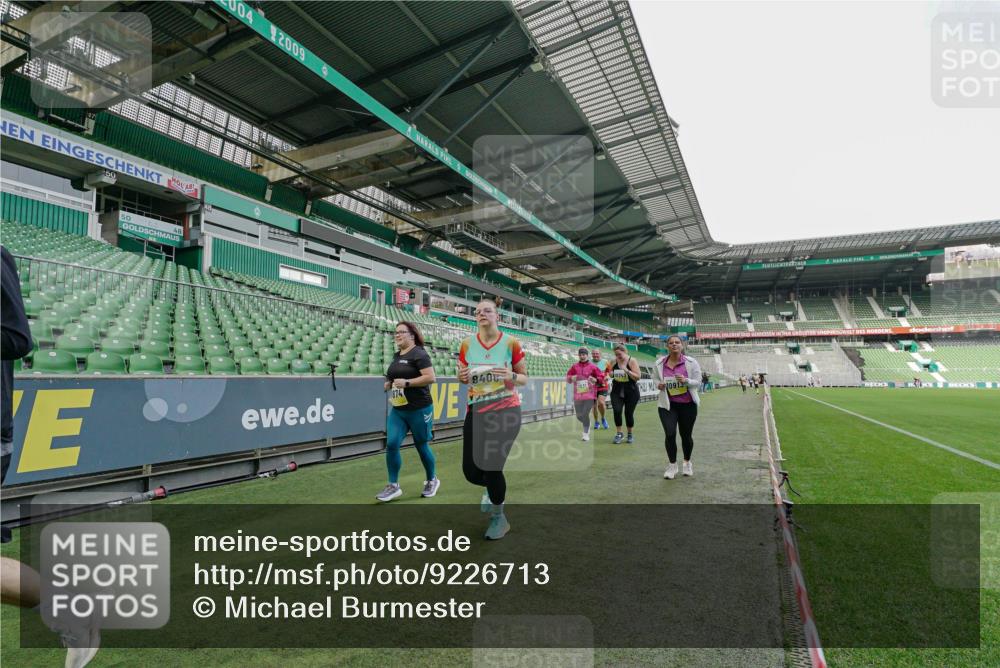 05.10.2025 - 20. swb-Marathon Bremen Michael Burmester http://msf.ph/oto/9226713 05.10.2025 10:48:38 Laufen im Stadion 9408, 9698, 9705, 9753, 10076, 10361, 10362, 10613, 10795, 10874, 10913, 11109, 11216, 11480, 11631, 11690, 11743, 9323, 9348, 9477, 9563, 9679, 9805, 10012, 10198 meine-sportfotos.de