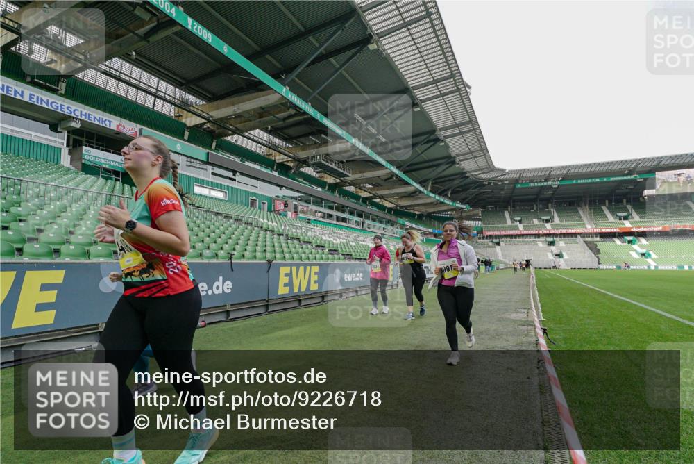 05.10.2025 - 20. swb-Marathon Bremen Michael Burmester http://msf.ph/oto/9226718 05.10.2025 10:48:39 Laufen im Stadion 9408, 9698, 9705, 9753, 10076, 10361, 10362, 10613, 10795, 10874, 10913, 11109, 11216, 11480, 11631, 11690, 11743, 9323, 9348, 9477, 9563, 9679, 9705, 9805, 10012, 10198 meine-sportfotos.de