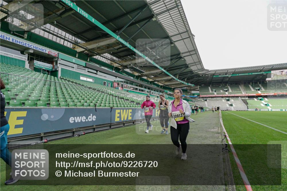 05.10.2025 - 20. swb-Marathon Bremen Michael Burmester http://msf.ph/oto/9226720 05.10.2025 10:48:40 Laufen im Stadion 9408, 9698, 9753, 10076, 10361, 10362, 10613, 10795, 10874, 10913, 11109, 11216, 11480, 11631, 11690, 11743, 9323, 9348, 9477, 9563, 9679, 9705, 9805, 10012, 10198 meine-sportfotos.de