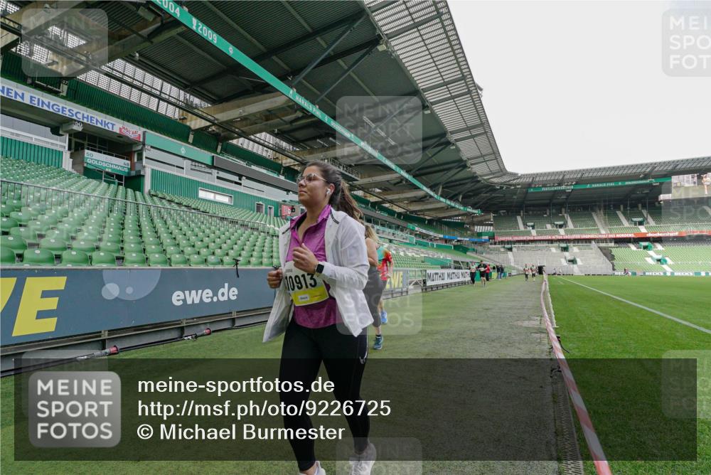 05.10.2025 - 20. swb-Marathon Bremen Michael Burmester http://msf.ph/oto/9226725 05.10.2025 10:48:41 Laufen im Stadion 9408, 9698, 9753, 10076, 10361, 10362, 10613, 10795, 10874, 10913, 11109, 11216, 11480, 11631, 11690, 11743, 9323, 9348, 9477, 9563, 9679, 9705, 9805, 10012, 10198 meine-sportfotos.de