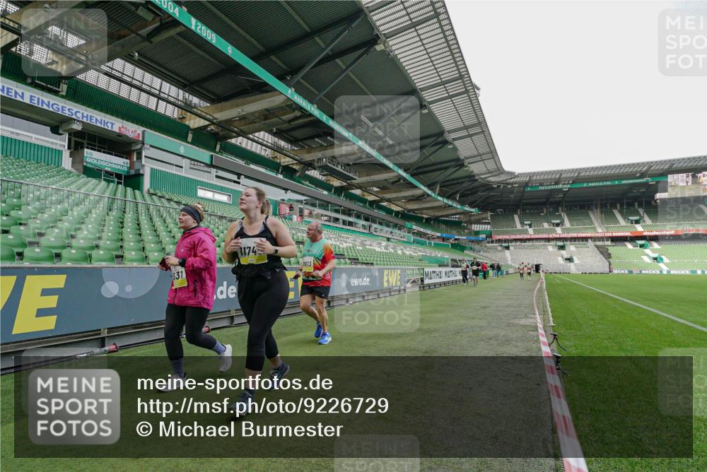 05.10.2025 - 20. swb-Marathon Bremen Michael Burmester http://msf.ph/oto/9226729 05.10.2025 10:48:42 Laufen im Stadion 9408, 9698, 9753, 10076, 10361, 10362, 10613, 10795, 10874, 10913, 11109, 11216, 11480, 11631, 11690, 11743, 9323, 9477, 9563, 9679, 9698, 9705, 9805, 10012, 10198 meine-sportfotos.de
