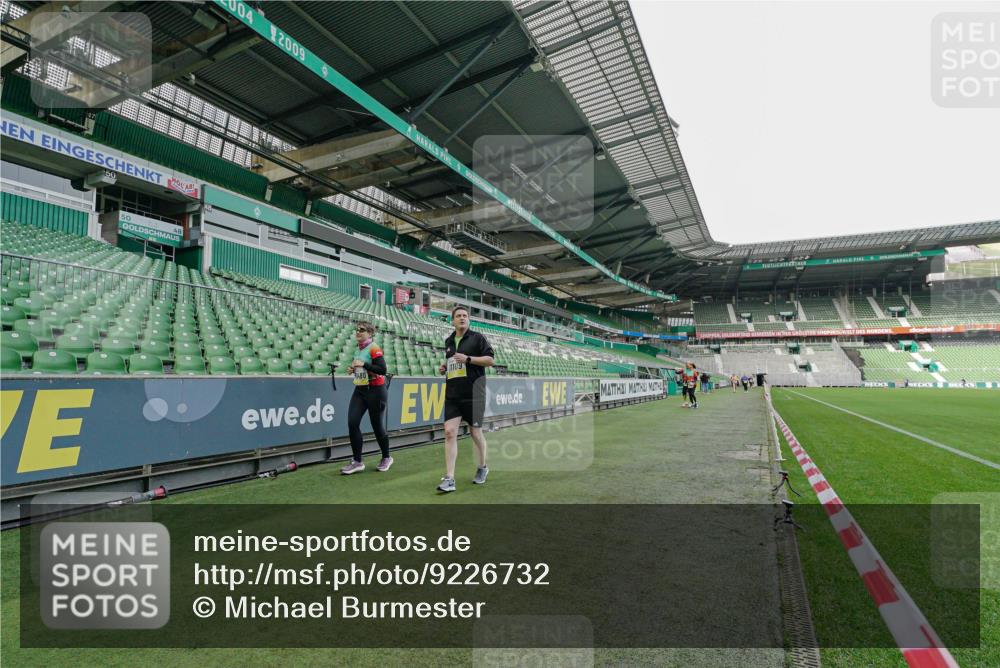 05.10.2025 - 20. swb-Marathon Bremen Michael Burmester http://msf.ph/oto/9226732 05.10.2025 10:48:51 Laufen im Stadion 9247, 9408, 9753, 10076, 10361, 10362, 10613, 10795, 10874, 10913, 11109, 11216, 11480, 11625, 11631, 11690, 11743, 9563, 9679, 9698, 9705, 10012 meine-sportfotos.de
