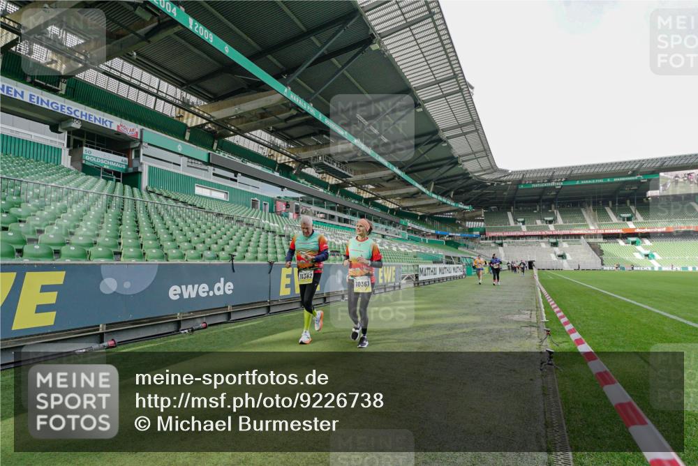 05.10.2025 - 20. swb-Marathon Bremen Michael Burmester http://msf.ph/oto/9226738 05.10.2025 10:49:05 Laufen im Stadion 9247, 9405, 9513, 9688, 9753, 10361, 10362, 10488, 10720, 11109, 11216, 11480, 11625, 11643, 9408, 10076, 10613, 10795, 10874, 10913, 11631, 11690, 11743 meine-sportfotos.de