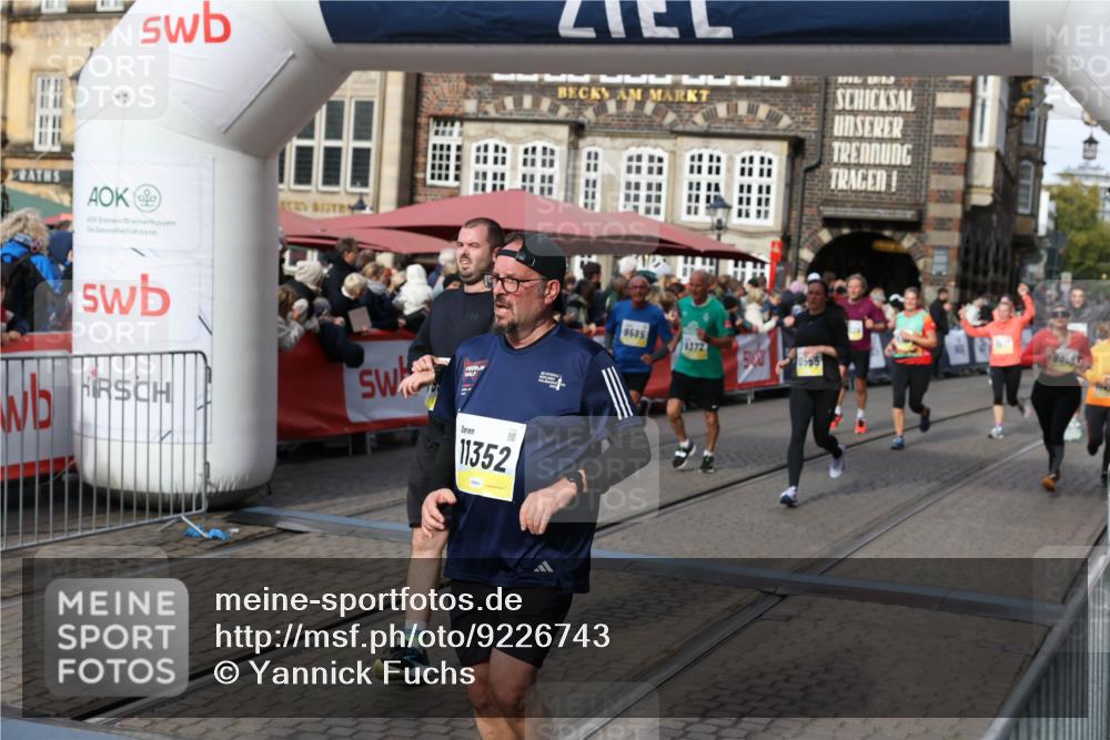 05.10.2025 - 20. swb-Marathon Bremen Yannick Fuchs http://msf.ph/oto/9226743 05.10.2025 10:57:47 Ziel 9309, 9372, 9585, 9747, 9943, 10225, 10250, 10329, 10555, 10694, 10739, 10754, 11352, 11360, 11520, 11521, 11583 meine-sportfotos.de
