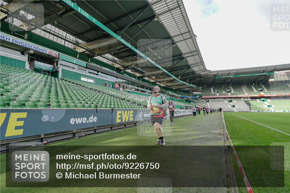 05.10.2025 - 20. swb-Marathon Bremen Michael Burmester http://msf.ph/oto/9226750 05.10.2025 10:49:27 Laufen im Stadion 9247, 9405, 9445, 9513, 9688, 9753, 9857, 10072, 10133, 10184, 10488, 10700, 10720, 11190, 11216, 11625, 11643, 10361, 10362, 11109, 11480 meine-sportfotos.de