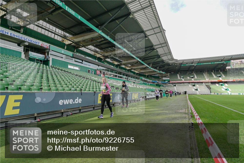 05.10.2025 - 20. swb-Marathon Bremen Michael Burmester http://msf.ph/oto/9226755 05.10.2025 10:49:30 Laufen im Stadion 9247, 9405, 9445, 9513, 9688, 9753, 9857, 10072, 10133, 10184, 10488, 10700, 10720, 11190, 11216, 11625, 11643, 10361, 10362, 11109, 11480 meine-sportfotos.de