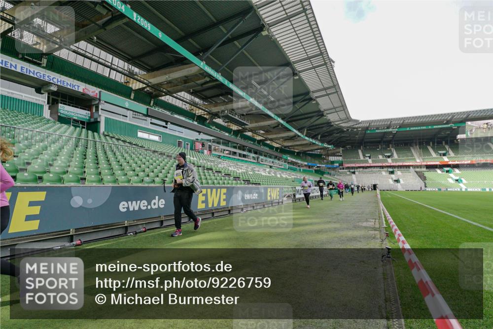 05.10.2025 - 20. swb-Marathon Bremen Michael Burmester http://msf.ph/oto/9226759 05.10.2025 10:49:32 Laufen im Stadion 9247, 9405, 9445, 9513, 9688, 9753, 9857, 10072, 10133, 10184, 10488, 10700, 10720, 10731, 11190, 11216, 11625, 11643, 10361, 10362, 11109, 11480 meine-sportfotos.de