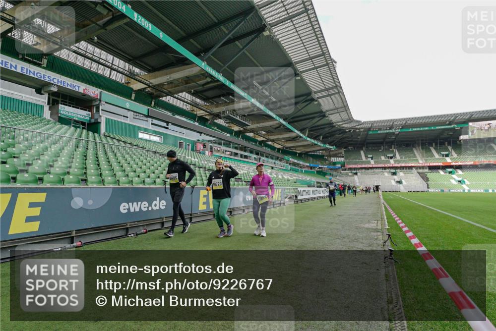 05.10.2025 - 20. swb-Marathon Bremen Michael Burmester http://msf.ph/oto/9226767 05.10.2025 10:49:41 Laufen im Stadion 9247, 9405, 9445, 9513, 9688, 9733, 9808, 9857, 10072, 10133, 10184, 10373, 10488, 10700, 10720, 10724, 10731, 11190, 11625, 11643, 9753, 10361, 10362, 11216 meine-sportfotos.de