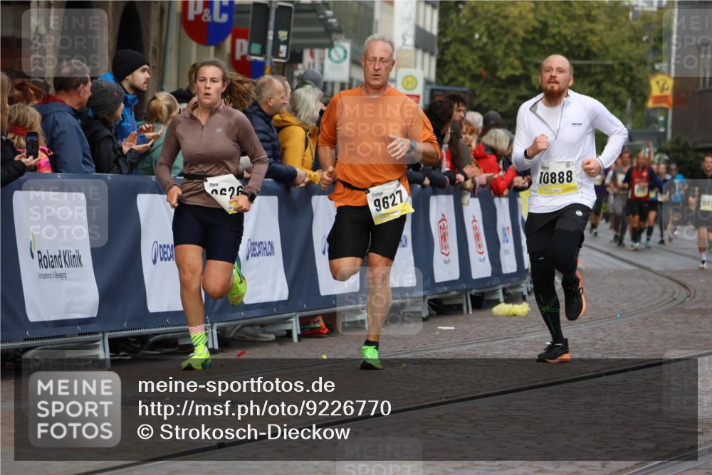 05.10.2025 - 20. swb-Marathon Bremen Strokosch-Dieckow http://msf.ph/oto/9226770 05.10.2025 10:49:32 Ziel 9626, 9627, 10170, 10381, 10636, 10712, 10888, 11579 meine-sportfotos.de