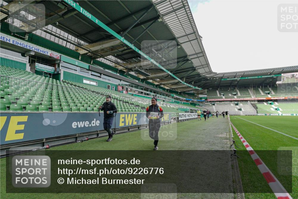 05.10.2025 - 20. swb-Marathon Bremen Michael Burmester http://msf.ph/oto/9226776 05.10.2025 10:49:55 Laufen im Stadion 9405, 9445, 9513, 9733, 9808, 9857, 10035, 10072, 10096, 10133, 10184, 10373, 10488, 10700, 10720, 10724, 10731, 11190, 11643, 9247, 9513, 9688, 9753, 10488, 11216, 11625 meine-sportfotos.de