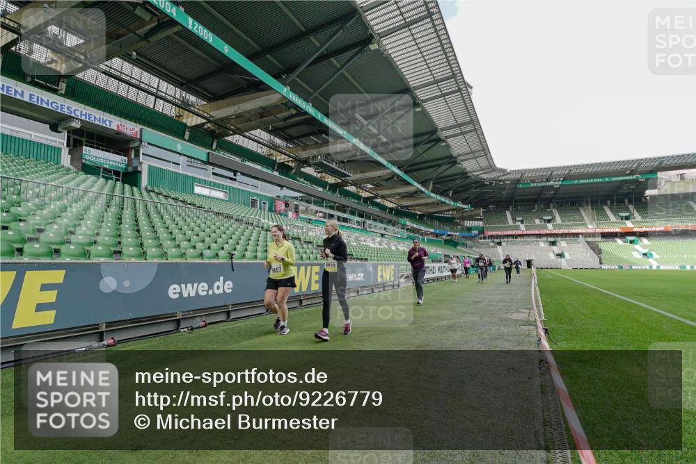 05.10.2025 - 20. swb-Marathon Bremen Michael Burmester http://msf.ph/oto/9226779 05.10.2025 10:50:04 Laufen im Stadion 9445, 9733, 9808, 9857, 10035, 10072, 10096, 10133, 10184, 10373, 10700, 10724, 10731, 11190, 9247, 9405, 9513, 9688, 10488, 10720, 11625, 11643 meine-sportfotos.de