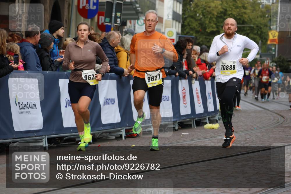 05.10.2025 - 20. swb-Marathon Bremen Strokosch-Dieckow http://msf.ph/oto/9226782 05.10.2025 10:49:32 Ziel 9626, 9627, 10170, 10381, 10636, 10712, 10888, 11579 meine-sportfotos.de