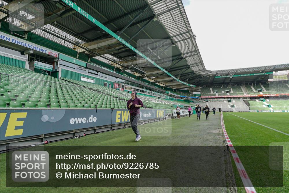 05.10.2025 - 20. swb-Marathon Bremen Michael Burmester http://msf.ph/oto/9226785 05.10.2025 10:50:07 Laufen im Stadion 9445, 9733, 9808, 9857, 10035, 10072, 10096, 10133, 10184, 10373, 10700, 10724, 10731, 11190, 9247, 9405, 9513, 9688, 10488, 10720, 11643 meine-sportfotos.de