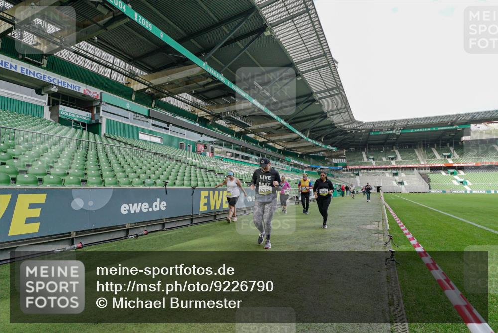 05.10.2025 - 20. swb-Marathon Bremen Michael Burmester http://msf.ph/oto/9226790 05.10.2025 10:50:12 Laufen im Stadion 9445, 9733, 9808, 9857, 10035, 10072, 10096, 10133, 10184, 10373, 10700, 10724, 10731, 11190, 9405, 9513, 9688, 10488, 10720, 11643 meine-sportfotos.de