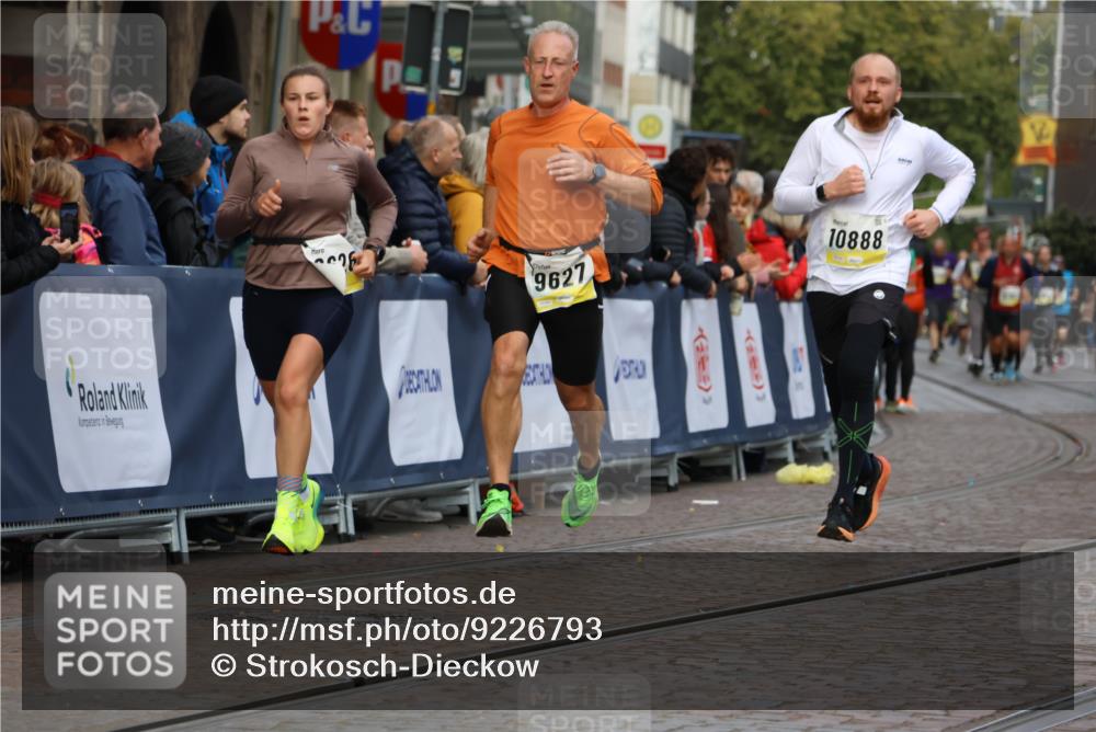05.10.2025 - 20. swb-Marathon Bremen Strokosch-Dieckow http://msf.ph/oto/9226793 05.10.2025 10:49:32 Ziel 9626, 9627, 10170, 10381, 10636, 10712, 10888, 11579 meine-sportfotos.de