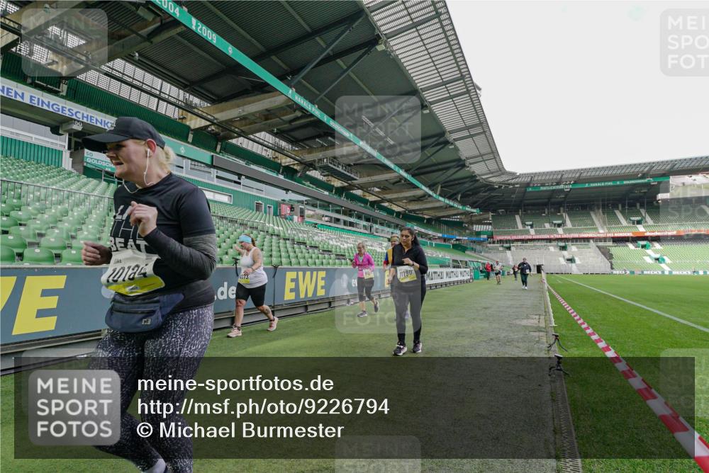 05.10.2025 - 20. swb-Marathon Bremen Michael Burmester http://msf.ph/oto/9226794 05.10.2025 10:50:14 Laufen im Stadion 9445, 9733, 9808, 9857, 10035, 10072, 10096, 10133, 10184, 10373, 10724, 10731, 11190, 9405, 9513, 9688, 10488, 10700, 10720, 11643 meine-sportfotos.de