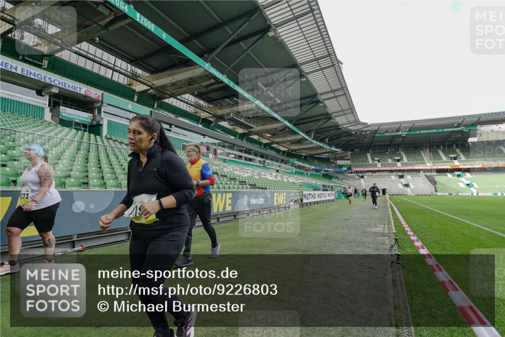 05.10.2025 - 20. swb-Marathon Bremen Michael Burmester http://msf.ph/oto/9226803 05.10.2025 10:50:16 Laufen im Stadion 9445, 9733, 9808, 9857, 10035, 10072, 10096, 10133, 10184, 10373, 10724, 10731, 11190, 9405, 10700, 10720, 11643 meine-sportfotos.de