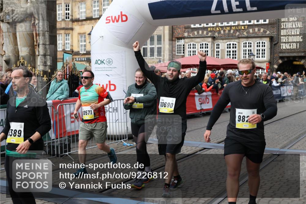 05.10.2025 - 20. swb-Marathon Bremen Yannick Fuchs http://msf.ph/oto/9226812 05.10.2025 11:00:56 Ziel 9327, 9389, 9827, 9858, 10182, 10571, 10690, 10872, 10901, 11155 meine-sportfotos.de
