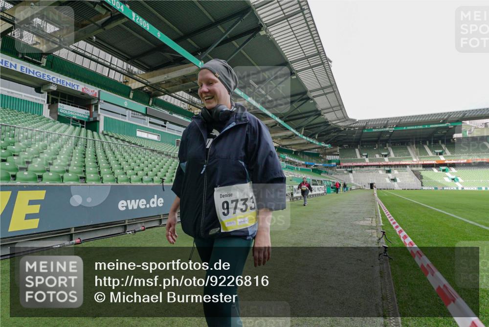 05.10.2025 - 20. swb-Marathon Bremen Michael Burmester http://msf.ph/oto/9226816 05.10.2025 10:50:27 Laufen im Stadion 9733, 9808, 10035, 10096, 10373, 10724, 10731, 11190, 9445, 9857, 10072, 10133, 10184, 10700, 11190 meine-sportfotos.de