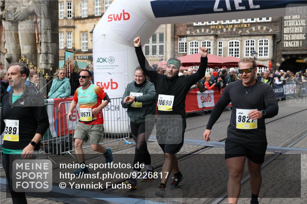 05.10.2025 - 20. swb-Marathon Bremen Yannick Fuchs http://msf.ph/oto/9226817 05.10.2025 11:00:56 Ziel 9327, 9389, 9827, 9858, 10182, 10571, 10690, 10872, 10901, 11155 meine-sportfotos.de