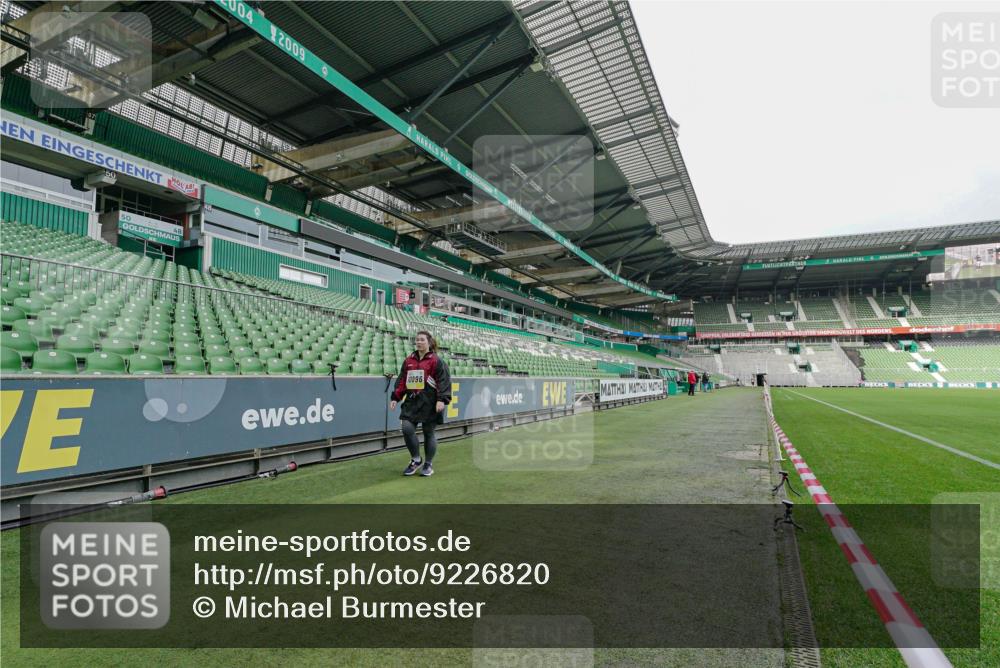 05.10.2025 - 20. swb-Marathon Bremen Michael Burmester http://msf.ph/oto/9226820 05.10.2025 10:50:32 Laufen im Stadion 9733, 9808, 10035, 10096, 10373, 10724, 9445, 9857, 10072, 10133, 10184, 10700, 10731, 11190 meine-sportfotos.de