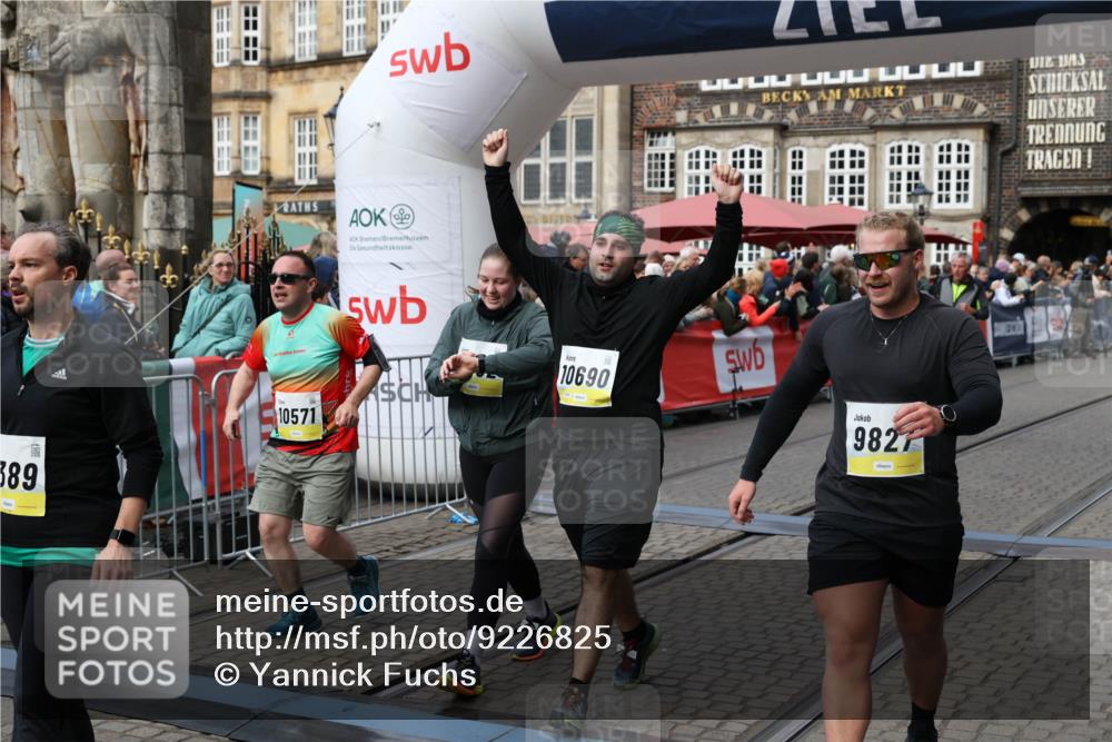 05.10.2025 - 20. swb-Marathon Bremen Yannick Fuchs http://msf.ph/oto/9226825 05.10.2025 11:00:56 Ziel 9327, 9389, 9827, 9858, 10182, 10571, 10690, 10872, 10901, 11155 meine-sportfotos.de
