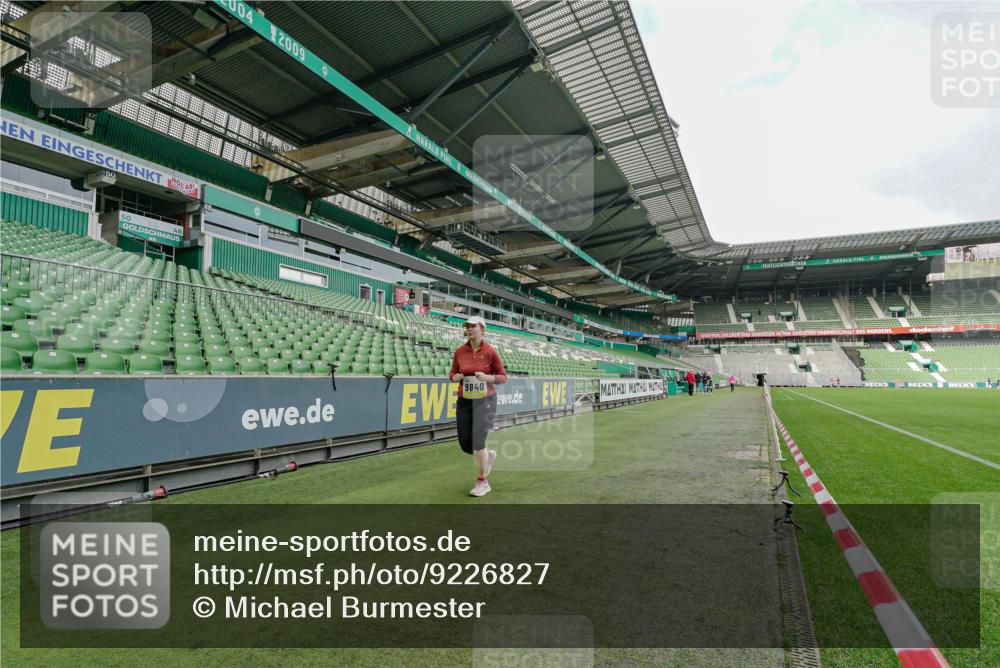 05.10.2025 - 20. swb-Marathon Bremen Michael Burmester http://msf.ph/oto/9226827 05.10.2025 10:51:08 Laufen im Stadion 9338, 9840, 9941, 10096 meine-sportfotos.de