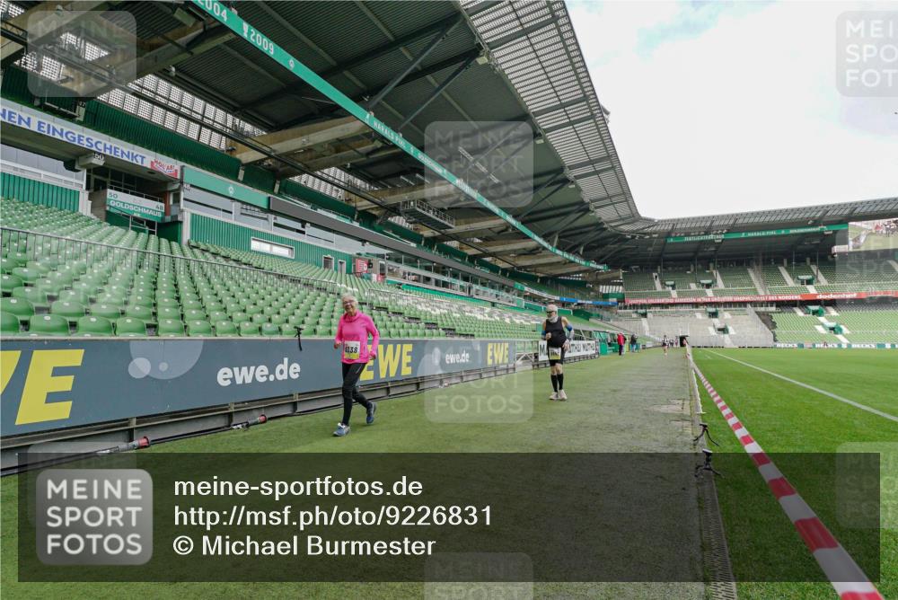 05.10.2025 - 20. swb-Marathon Bremen Michael Burmester http://msf.ph/oto/9226831 05.10.2025 10:51:35 Laufen im Stadion 9338, 9763, 9840, 9941, 11313, 11314, 11698, 9941 meine-sportfotos.de