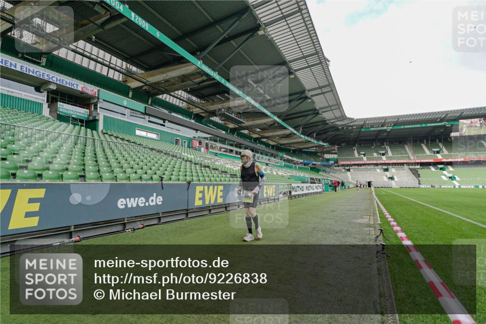 05.10.2025 - 20. swb-Marathon Bremen Michael Burmester http://msf.ph/oto/9226838 05.10.2025 10:51:37 Laufen im Stadion 9338, 9763, 9840, 11313, 11314, 11697, 11698, 9941 meine-sportfotos.de