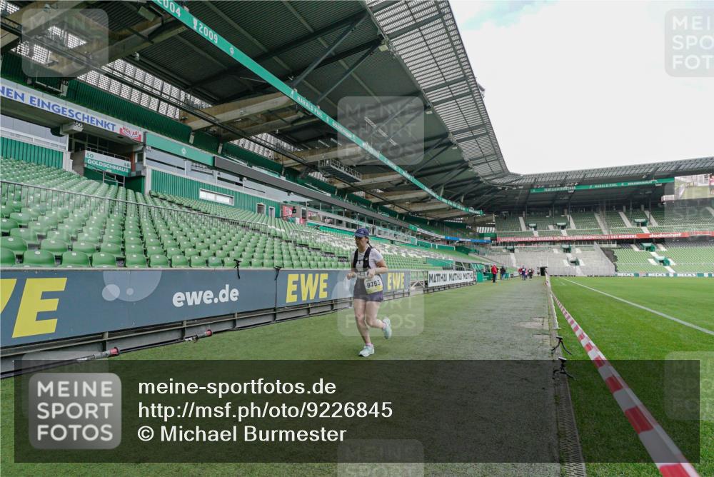 05.10.2025 - 20. swb-Marathon Bremen Michael Burmester http://msf.ph/oto/9226845 05.10.2025 10:51:53 Laufen im Stadion 9763, 10144, 10300, 11313, 11314, 11572, 11697, 11698, 9338, 9840, 9941 meine-sportfotos.de
