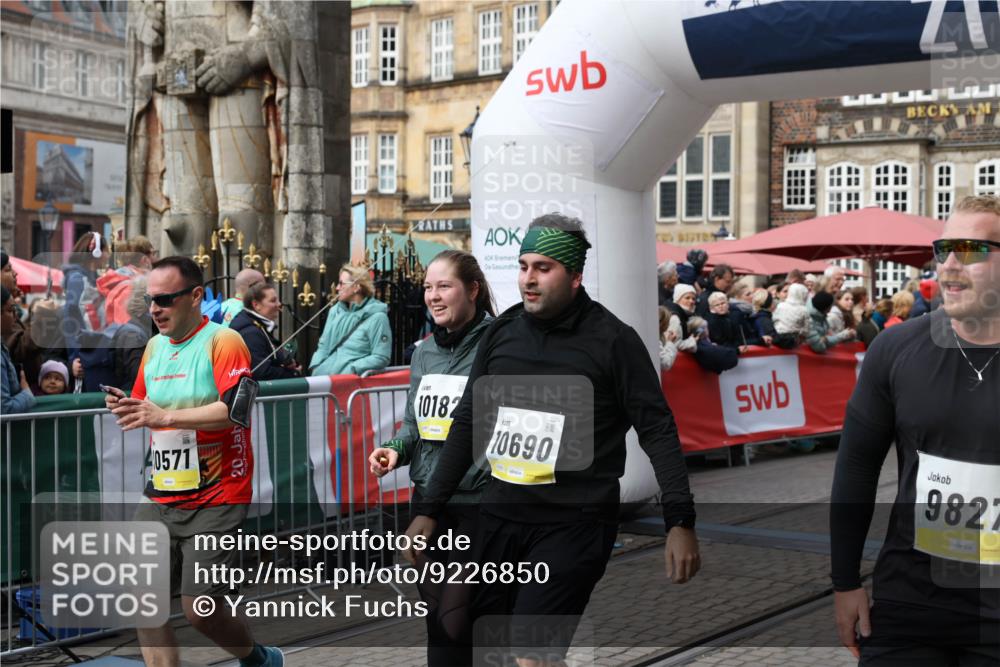 05.10.2025 - 20. swb-Marathon Bremen Yannick Fuchs http://msf.ph/oto/9226850 05.10.2025 11:00:57 Ziel 9327, 9389, 9827, 10182, 10571, 10690, 10872, 10901, 11155 meine-sportfotos.de