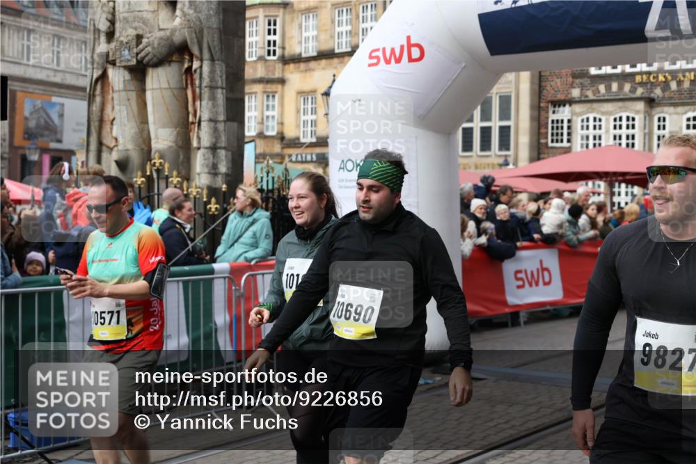 05.10.2025 - 20. swb-Marathon Bremen Yannick Fuchs http://msf.ph/oto/9226856 05.10.2025 11:00:57 Ziel 9327, 9389, 9827, 10182, 10571, 10690, 10872, 10901, 11155 meine-sportfotos.de