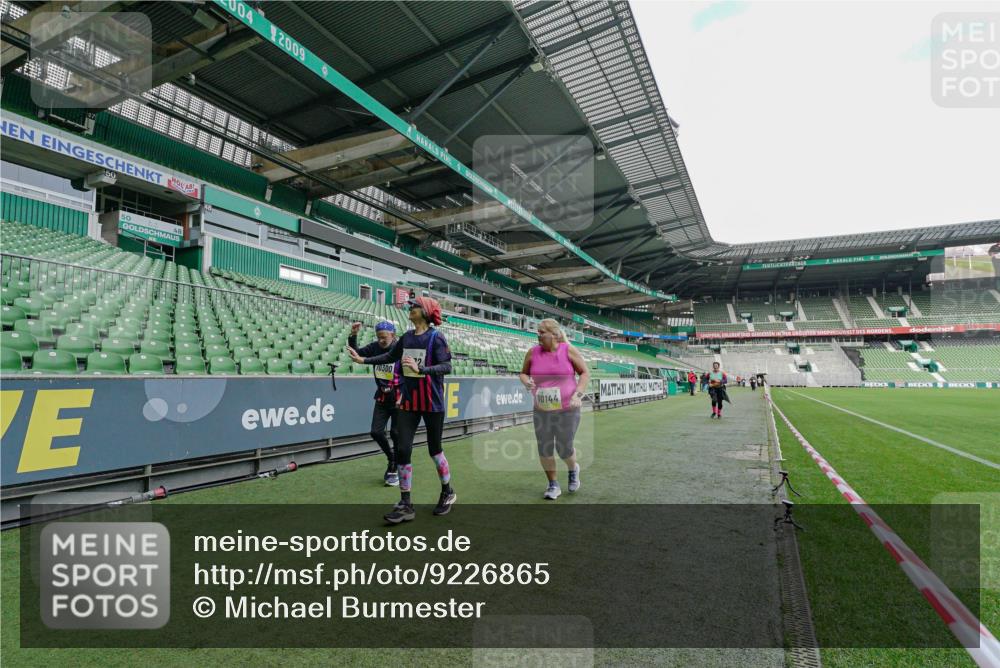 05.10.2025 - 20. swb-Marathon Bremen Michael Burmester http://msf.ph/oto/9226865 05.10.2025 10:52:32 Laufen im Stadion 9559, 10027, 10144, 10300, 10774, 10935, 11572, 11697, 11698, 9763, 11313, 11314 meine-sportfotos.de