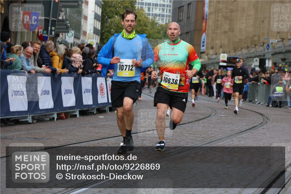 05.10.2025 - 20. swb-Marathon Bremen Strokosch-Dieckow http://msf.ph/oto/9226869 05.10.2025 10:49:36 Ziel 9626, 9627, 10170, 10636, 10712, 10726, 10873, 10888, 11579, 11692 meine-sportfotos.de
